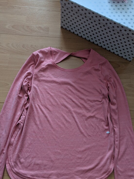 Elle Sport Tops - Elle Sport Top ( Gift Box With Bow Aren't For Sale), Make Gift For Your Skin.